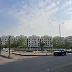 شقة اربع غرف نوم بصالة أنيقة